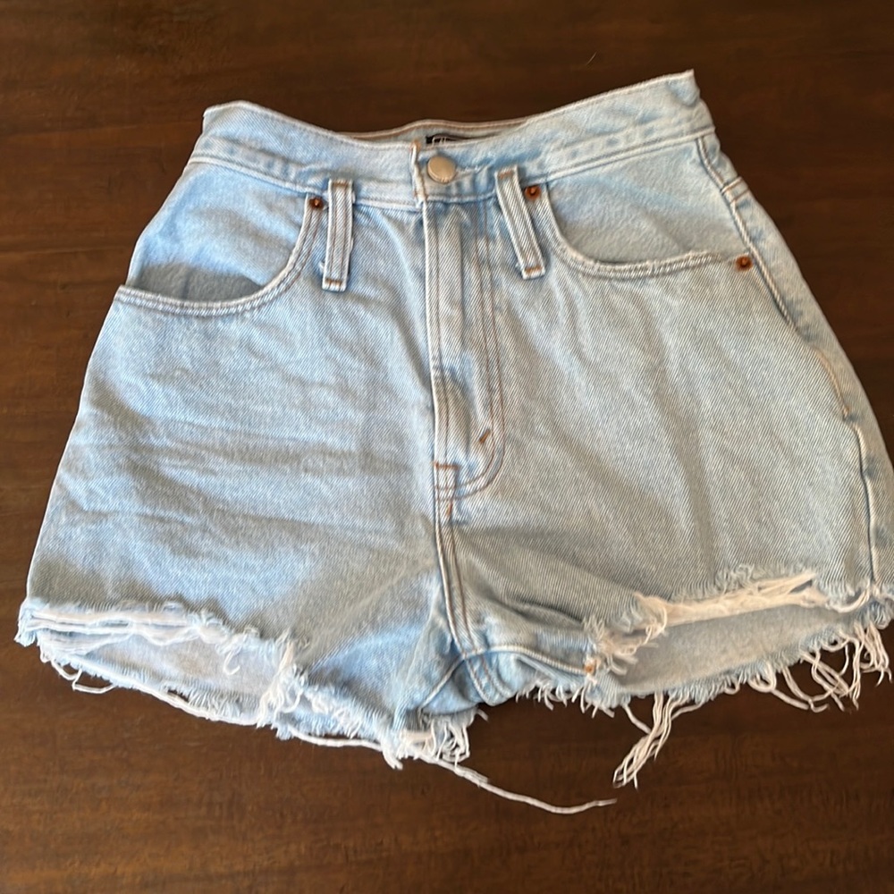 Super cute and flattering Abercrombie jean shorts!